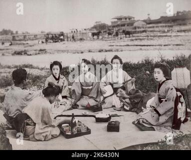 Gruppo di musicisti geishas su un picnic con un uomo, Giappone, fine 19th ° secolo. Foto Stock