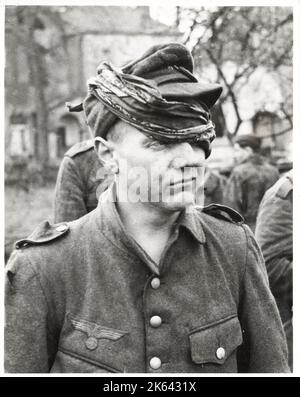 Fotografia vintage della seconda guerra mondiale - un soldato tedesco catturato molto giovane con un infortunio agli occhi Foto Stock