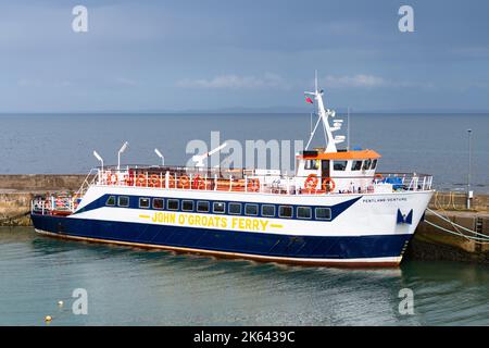 John o'Groats Ferry - Pentland Venture - ormeggiato nel porto, John o'Groats, Caithness, Scozia, Regno Unito Foto Stock