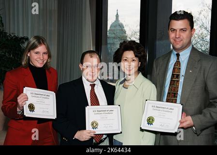 Ufficio del Segretario - il Segretario Elaine Chao presenta il certificato al Chief Councelor's Office Foto Stock