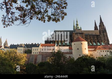 Praga, Repubblica Ceca. 06th Ott 2022. Castello di Praga visto durante il vertice della Comunità politica europea a Praga. Si tratta del primo incontro di un formato più ampio di Stati membri dell'Unione europea e di altri paesi europei in tutto il continente. (Foto di Tomas Tkacik/SOPA Images/Sipa USA) Credit: Sipa USA/Alamy Live News Foto Stock