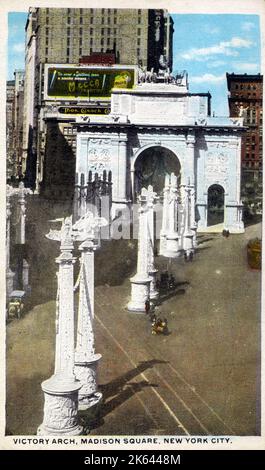 Dewey Triumphal Arch and Colonnade, Madison Square, New York City, NY, USA - eretto per una parata in onore dell'ammiraglio George Dewey per celebrare la sua vittoria nella battaglia della Baia di Manila nelle Filippine nel 1898. Alla fine la struttura in gesso si deteriorò e la mancanza di supporto pubblicitario portò alla demolizione della struttura nel 1900. Foto Stock