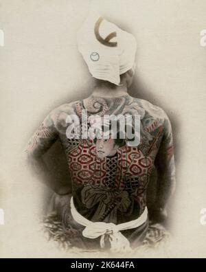 Fotografia d'epoca del XIX secolo - uomo giapponese con un elaborato tatuaggio sulla schiena. Foto Stock