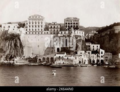 Fotografia d'epoca del XIX secolo - vista sul lungomare di Sorrento, Italia Foto Stock