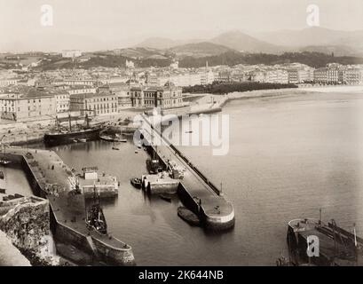 Fotografia d'epoca del XIX secolo: Muro del porto a San Sebastian o Donostia, una città costiera e un comune situato nella Comunità autonoma basca, Spagna. Si trova sulla costa della baia di Biscaglia, a 20 km dal confine francese. Foto Stock