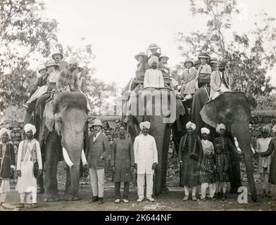 Fotografia del 19 ° secolo d'epoca - turisti, viaggiatori che cavalcano elefanti in India, c.1900 Foto Stock