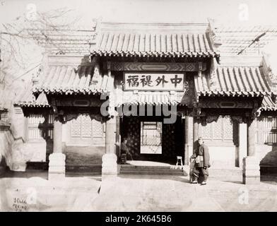 Fotografia d'annata del XIX secolo: Tsung li Yamen o lo Zongli Yamen, effettivamente l'ufficio degli esteri del governo imperiale cinese, Pechino, Pechino, Cina. Foto di Thomas Child. Foto Stock