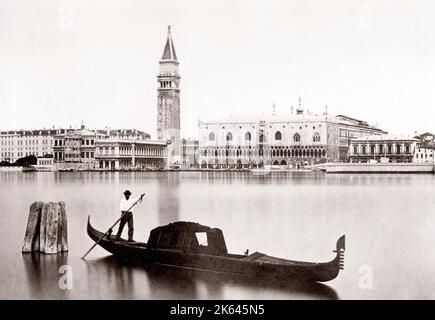 C.1890 Italia Venezia Venezia - gondola, il Palazzo dei Dogi e il Campanile Foto Stock