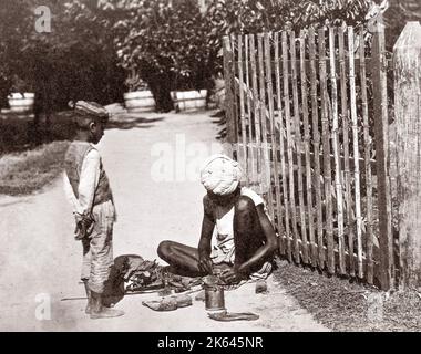 C. 1880 India - street lavoratore - calzolaio? Foto Stock