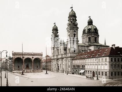 Foto d'epoca del XIX secolo: La Chiesa teatrale di San Cajetan è una chiesa cattolica di Monaco, Germania meridionale. Foto Stock