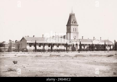 Fotografia d'epoca del XIX secolo: Edifici governativi, Bloemfontein, Orange Free state, Sudafrica. Foto Stock