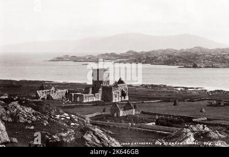 Fotografia d'epoca del XIX secolo: Abbazia di Iona e Cappella di Sant'Orano. Iona è una piccola isola nelle Ebridi interne al largo del Ross di Mull sulla costa occidentale della Scozia Foto Stock