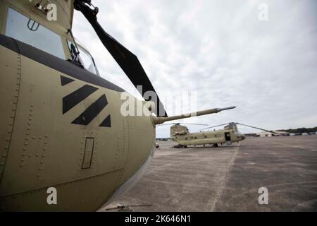 Un CH-47 Chinook siede sulla linea di volo all'Hunter Army Airfield, Georgia, prima di essere evacuato per l'uragano Ian il 28 settembre 2022. Evacuando alcuni aerei a Fort Benning, Georgia, e impiccando il resto della flotta, la brigata ha permesso di mantenere la propria disponibilità, mantenendo al contempo soldati e attrezzature al sicuro, ma in grado di entrare in azione per le missioni successive, se necessario. (STATI UNITI Foto dell'esercito di Sgt. Savannah Roy / 3rd Brigata dell'aviazione di combattimento, 3rd° divisione fanteria) Foto Stock