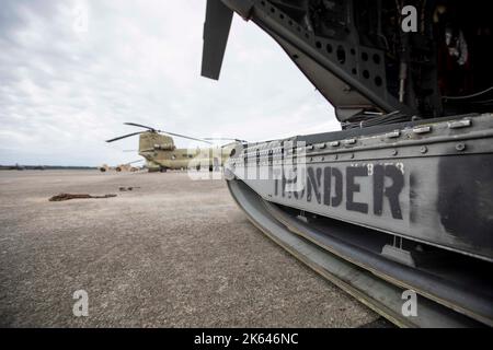 Un CH-47 Chinook siede sulla linea di volo all'Hunter Army Airfield, Georgia, prima di essere evacuato per l'uragano Ian il 28 settembre 2022. Evacuando alcuni aerei a Fort Benning, Georgia, e impiccando il resto della flotta, la brigata ha permesso di mantenere la propria disponibilità, mantenendo al contempo soldati e attrezzature al sicuro, ma in grado di entrare in azione per le missioni successive, se necessario. (STATI UNITI Foto dell'esercito di Sgt. Savannah Roy / 3rd Brigata dell'aviazione di combattimento, 3rd° divisione fanteria) Foto Stock