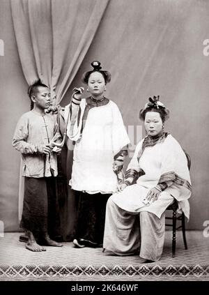 C. 1880 CINA - Due donne con i piedi legati Foto Stock