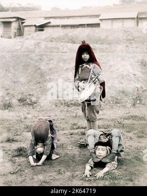 C.1880's Giappone - artisti di strada, acrobati Foto Stock