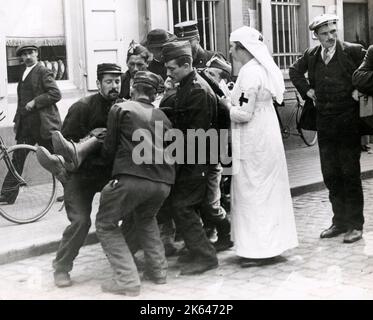 Fotografia d'epoca della prima guerra mondiale - prima guerra mondiale: Soldato ferito trattato a Mechelen, Malines, Belgio Foto Stock