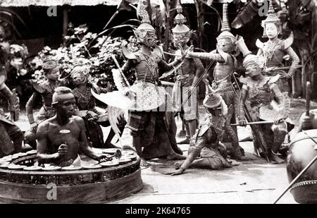 C.1880 Sud Est Asiatico - Indie olandesi, Java, Indonesia, il gruppo di musica da ballo con musicisti - maschera Topeng Foto Stock