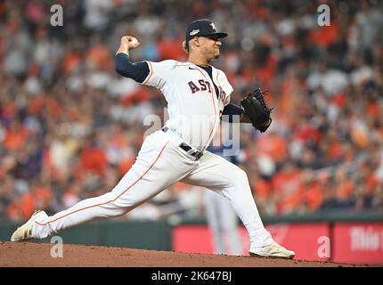 Houston, Stati Uniti. 11th Ott 2022. Il lanciatore di rilievo Seattle Mariner Bryan Abreu lancia il quinto inning contro gli Houston Astros in un gioco della serie della divisione della lega americana al Minute Maid Park di Houston martedì 11 ottobre 2022. Foto di Maria Lysaker/UPI Credit: UPI/Alamy Live News Foto Stock