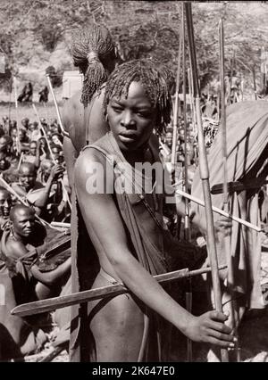 1940 Africa orientale Kenya Guerrieri della tribù Maasai fotografati da un ufficiale di reclutamento dell'esercito britannico di stanza in Africa orientale e in Medio Oriente durante la seconda guerra mondiale Foto Stock