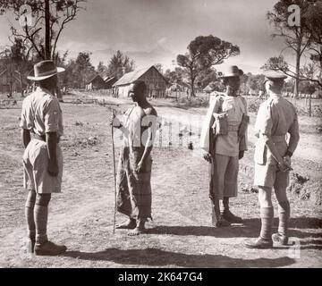 1940s Africa orientale - campo di addestramento delle reclute dell'esercito - nuova fotografia di reclutamento di un ufficiale di reclutamento dell'esercito britannico di stanza in Africa orientale e in Medio Oriente durante la seconda guerra mondiale Foto Stock