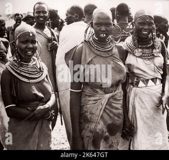 1940'S East Africa Kenya tribù Maasai donne fotografia da un ufficiale di reclutamento dell'esercito britannico di stanza in Africa orientale e in Medio Oriente durante la seconda guerra mondiale Foto Stock