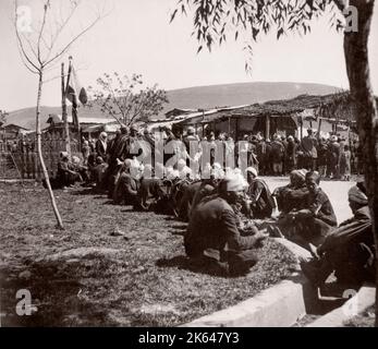 1943 Siria - curdi a Maidan Akbis o Meiden Ekbis, vicino ad Aleppo Fotografia di un ufficiale di reclutamento dell'esercito britannico di stanza in Africa orientale e in Medio Oriente durante la seconda guerra mondiale Foto Stock