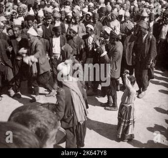 1943 Siria - curdi a Maidan Akbis o Meiden Ekbis, vicino ad Aleppo Fotografia di un ufficiale di reclutamento dell'esercito britannico di stanza in Africa orientale e in Medio Oriente durante la seconda guerra mondiale Foto Stock