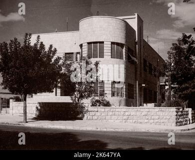 1943 - Gerusalemme, Palestina (Israele) - architettura moderna, nuovi edifici fotografati da un ufficiale dell'esercito britannico di stanza in Africa orientale e in Medio Oriente durante la seconda guerra mondiale Foto Stock