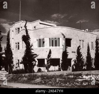 1943 - Gerusalemme, Palestina (Israele) - architettura moderna, nuovi edifici fotografati da un ufficiale dell'esercito britannico di stanza in Africa orientale e in Medio Oriente durante la seconda guerra mondiale Foto Stock