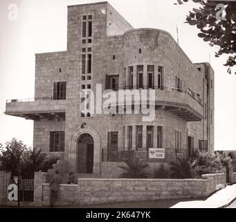 1943 - Gerusalemme, Palestina (Israele) - architettura moderna, nuovi edifici fotografati da un ufficiale dell'esercito britannico di stanza in Africa orientale e in Medio Oriente durante la seconda guerra mondiale Foto Stock