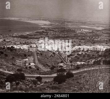 1943 - Vista di Haifa in Palestina fotografia da un ufficiale di reclutamento dell'esercito britannico di stanza in Africa orientale e in Medio Oriente durante la seconda guerra mondiale Foto Stock