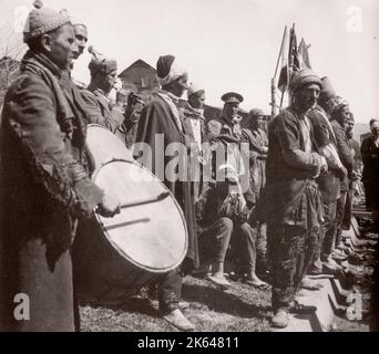 1943 Siria - curdi a Maidan Akbis o Meiden Ekbis, vicino ad Aleppo Fotografia di un ufficiale di reclutamento dell'esercito britannico di stanza in Africa orientale e in Medio Oriente durante la seconda guerra mondiale Foto Stock