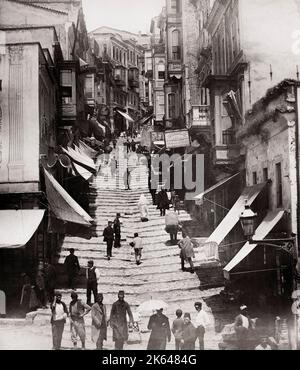 Vintage 19 ° secolo fotografia - passi sulla Grande Rue de Pera, Costantinopoli (Istanbul) Turchia, immagine circa 1890's. Foto Stock