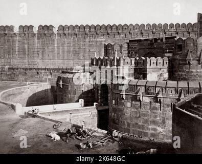 Delhi Gate, al Forte di Agra, India, 1870 Foto Stock