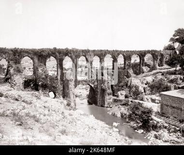 Antico acquedotto a Smyrna, (Smirne) Turchia, circa 1890 Foto Stock