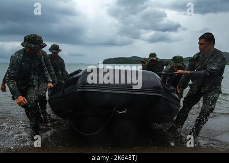 I marines filippini con la squadra di atterraggio del battaglione marino 10 conducono un raid anfibio combinato con i marines degli Stati Uniti durante KAMANDAG 6, a San Vicente, Filippine, 10 ottobre 2022. KAMANDAG è un esercizio bilaterale annuale tra le forze armate delle Filippine e le forze militari statunitensi, progettato per rafforzare l'interoperabilità, le capacità, la fiducia e la cooperazione costruita nel corso di decenni di esperienze condivise. (STATI UNITI Corpo marino foto di Lance CPL. Michael Taggart) Foto Stock