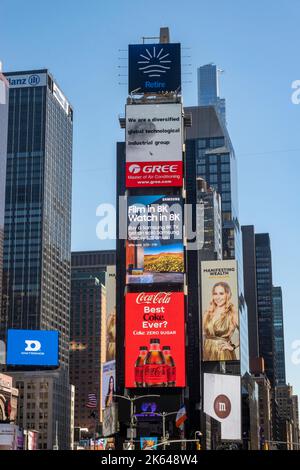 Times Square è il cuore del quartiere dei teatri, con luci e pubblicità luminose a New York City, USA 2022 Foto Stock