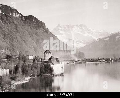 Fotografia d'epoca del XIX secolo: Chateau de Chillon. Il castello di Chillon è un castello situato sul lago di Ginevra, a sud di Veytaux nel cantone di Vaud. Si trova all'estremità orientale del lago, sulla stretta sponda tra Montreux e Villeneuve, che dà accesso alla valle alpina della RhÃƒÂ. Foto Stock