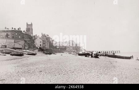 Fotografia d'epoca del XIX secolo: spiaggia e barche a Cromer, Norfolk Foto Stock