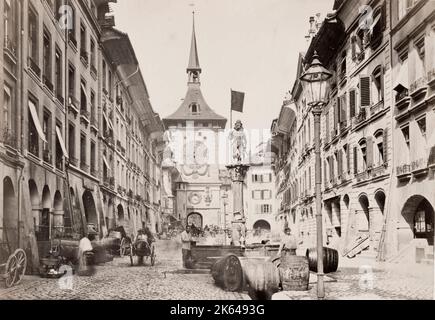 Fotografia d'epoca del XIX secolo: La Zytglogge è una torre medievale di riferimento a Berna, Svizzera. Costruito agli inizi del XIII secolo, ha servito la città come torre di guardia, prigione, torre dell'orologio, centro di vita urbana e monumento civico. Foto Stock