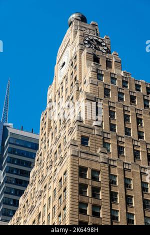 Guardando al caratteristico Paramount Building, 1501 Broadway, New York City, USA 2022 Foto Stock