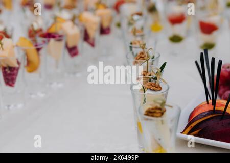 Spuntini in vacanza con stuzzicadenti in bicchieri. Primo piano Foto Stock