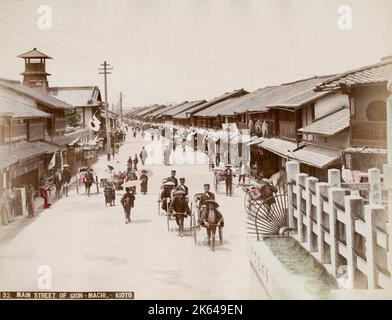 Fotografia d'epoca del XIX secolo - strada principale, Gion-machi, Kyoto, Giappone che mostra i passeggeri in risciò. Foto Stock