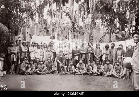 Fotografia d'epoca del XIX secolo: Gruppo tribale di Degar, o Montagnard, che è un termine ombrello per le varie popolazioni indigene degli Altopiani centrali del Vietnam. Foto Stock