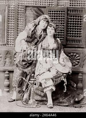Due giovani donna egiziana con narghilè tubo, Egitto, c.1880's Foto Stock