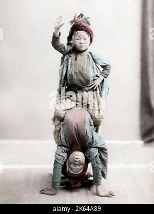 C.1880's Giappone - bambino acrobati o gli artisti interpreti o esecutori Foto Stock