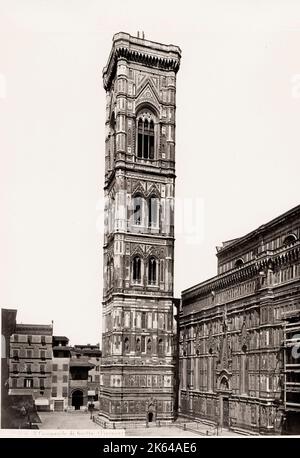 Fotografia d'epoca del XIX secolo: Italia - il Campanile di Giotto è un campanile indipendente che fa parte del complesso di edifici che compongono la Cattedrale di Firenze in Piazza del Duomo a Firenze, Italia. Foto Stock
