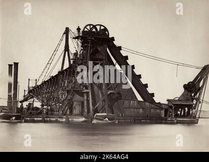 Fotografia d'epoca del XIX secolo - draga a vapore, dragante chiatta sul fiume Nilo, Egitto, circa 1890's. Foto Stock