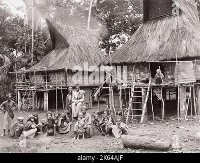 Fotografia d'epoca della fine del XIX secolo: Gruppo di famiglia Batak, Indie Orientali olandesi, Indonesia Foto Stock